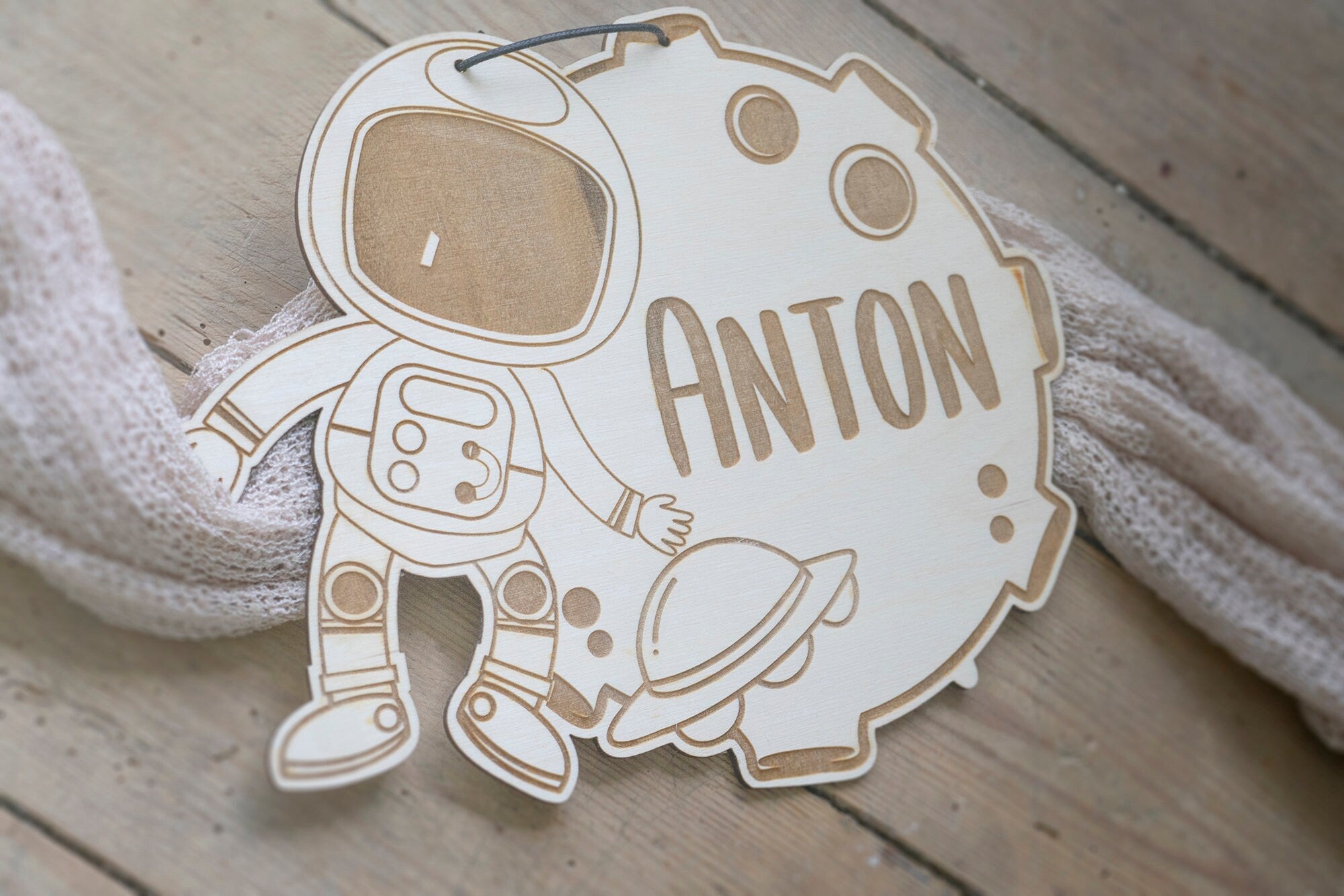 Astronaut Namensschild Türschild  Kinderzimmer Babyzimmer Baby Junge Mädchen Personalisiert Geschenk Geburt Geburtstag Ausgestanzt Gravur