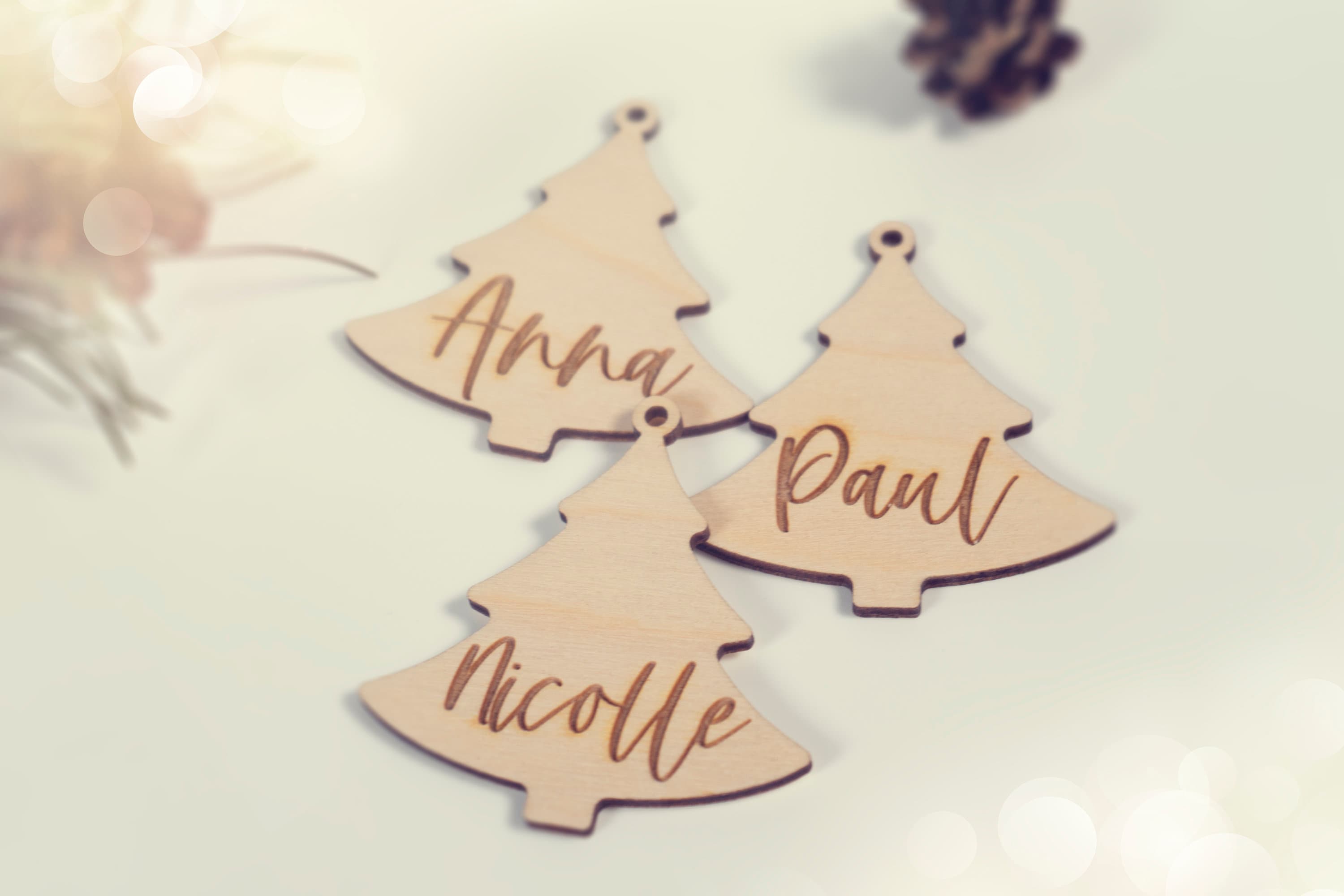 4 Stück Weihnachtsbaumanhänger  personalisiert  " Tanne " aus Holz|  Christbaumanhänger mit Namen mrs deco