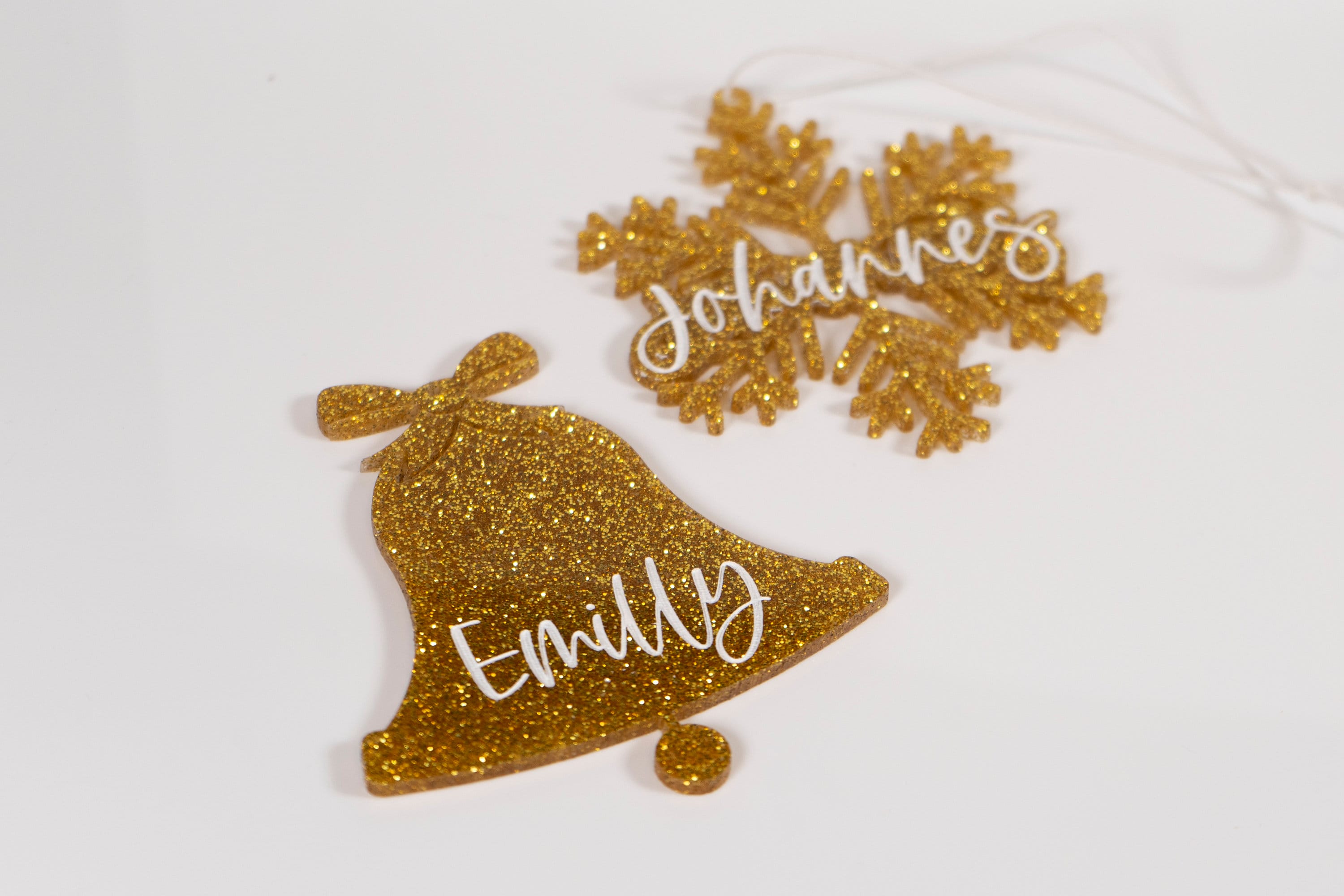 Weihnachtsbaumanhänger personalisiert  Glocke oder Schneeflocke mit Gravur Weiß  ausgelegt aus Glitzer Acryl | Christbaumanhänger mit Name