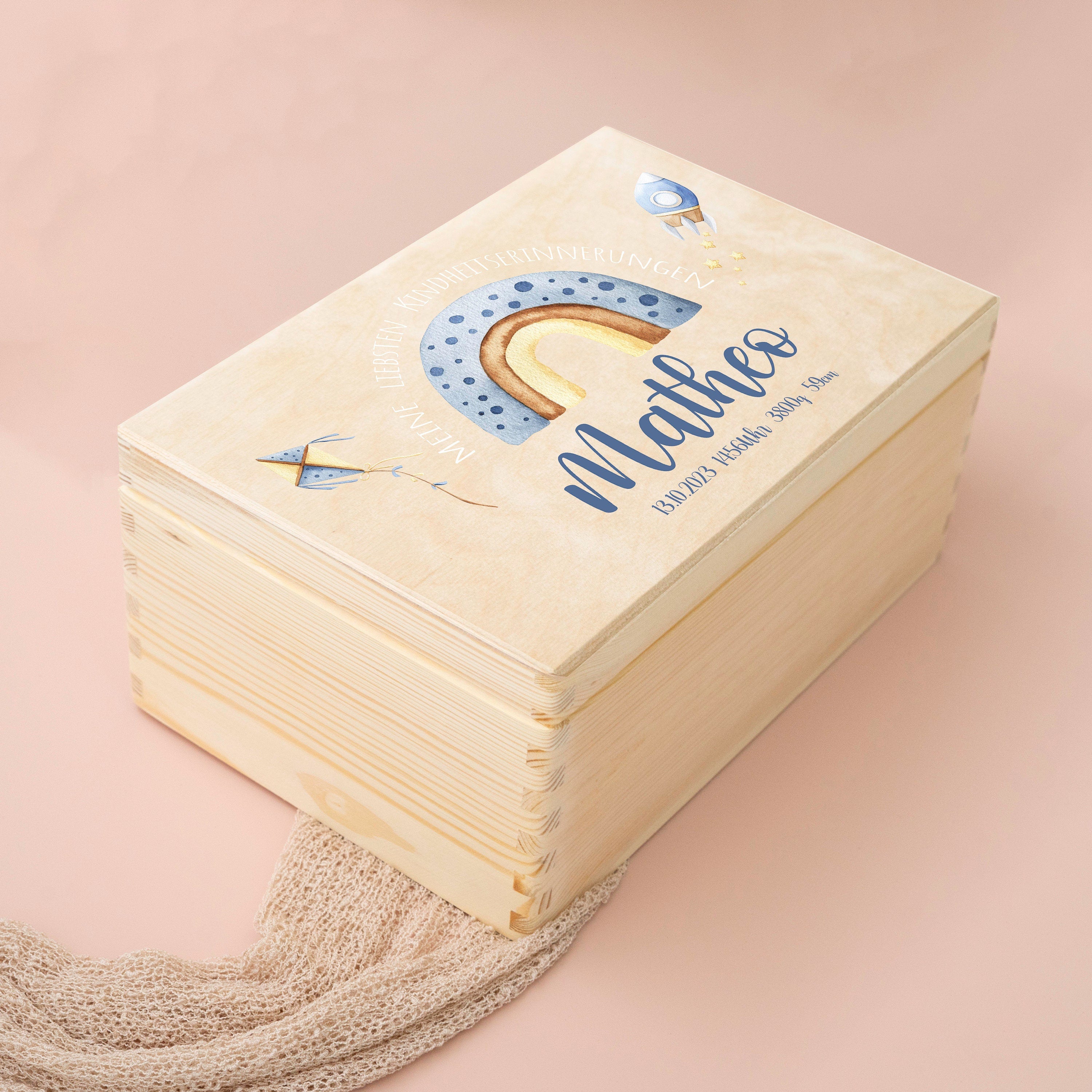 Personalisierte Erinnerungskiste mit Regenbogen - Taufgeschenk Geburtsgeschenk Weihnachtsgeschenk für Kinder Holzkiste Baby Geschenk